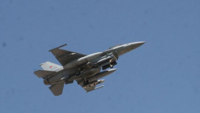 Türk F-16&#039;sına Suriye tacizi