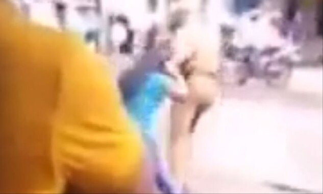 Polis saçından sürüklediği kadını sokak ortasında böyle dövdü!