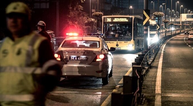 Şişli&#039;deki feci kazada otomobil metrobüs yoluna daldı: 2 yaralı