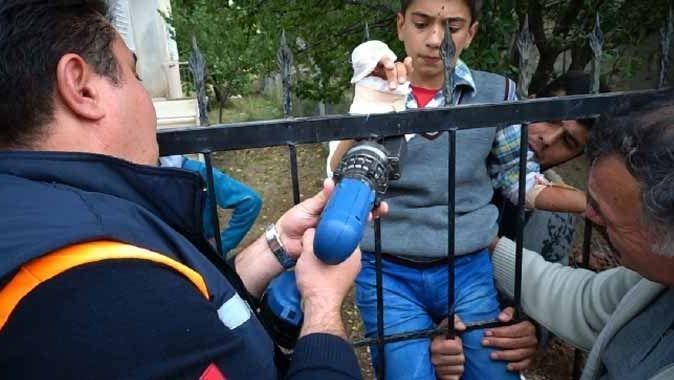 Korkuluk demiri 12 yaşındaki çocuğun eline saplandı 