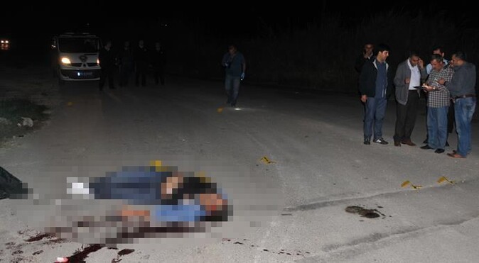 Mersin&#039;de alkollü 2 kişiye arabadan ateş açtılar, biri öldü