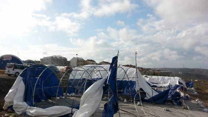 Samsun&#039;da şiddetli fırtına çadırları uçurdu