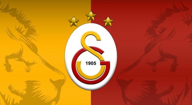 Galatasaray&#039;lı futbolcu taraftarın üzerine yürüdü 