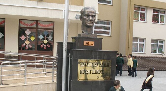&#039;Atatürk heykeline saldırı&#039; ifade özgürlüğü sayıldı
