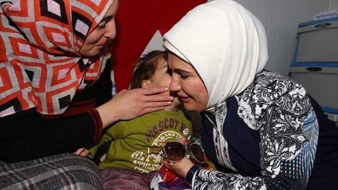 Emine Erdoğan&#039;dan Suriyeli sığınmacılara ziyaret