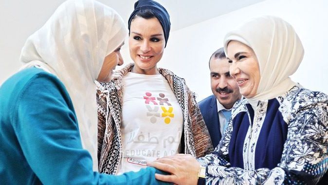 Emine Erdoğan mültecilerle kucaklaştı