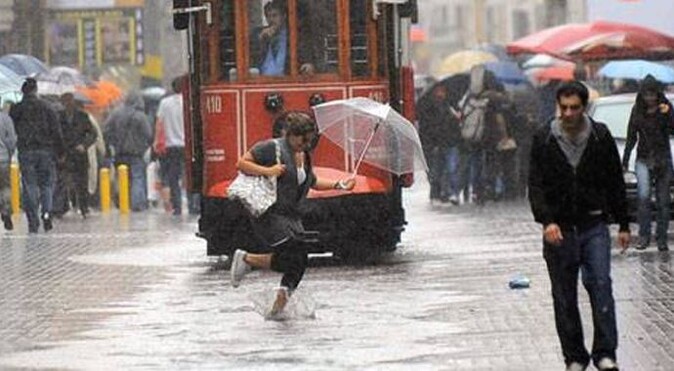İstanbul&#039;da beklenen yağış başladı