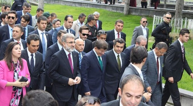 Başbakan Davutoğlu, Kayseri&#039;de türbe ziyaret etti