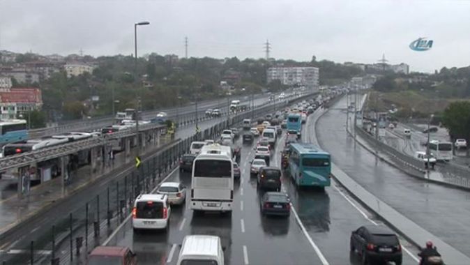 İstanbul yağmurla berberinde kazaları da getirdi, trafik kilit