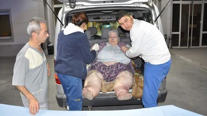 250 kilo ağırlığındaki yaşlı kadın hastaneye böyle götürüldü