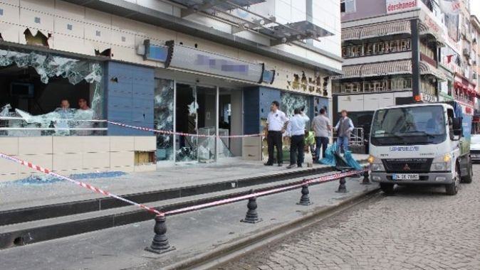İstanbul&#039;da Kobani eylemleri: 52 yaralı, 66 gözaltı var