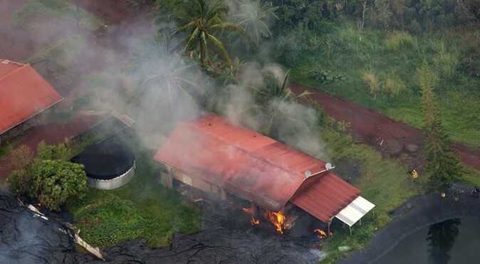 Volkanik patlamanın ardından sıçrayan lav evlerini kül etti