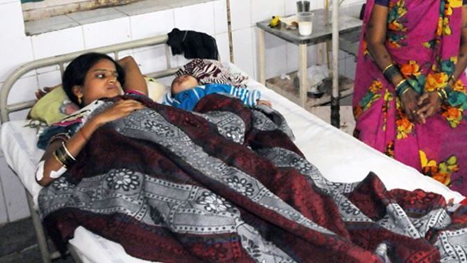 Hindistan&#039;da sağlık skandalı, 12 kadın öldü!