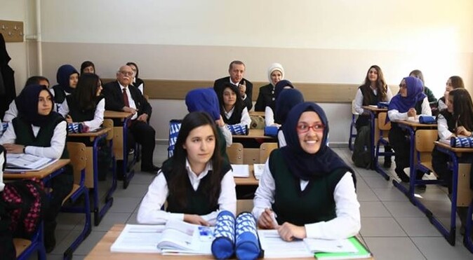 Cumhurbaşkanı Erdoğan yeniden okul sıralarında!