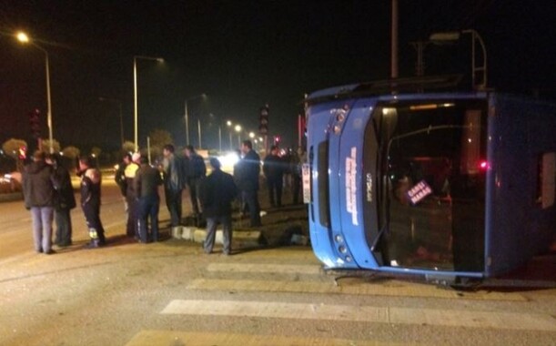 Halk otobüsü TIR&#039;la çarpıştı, 13 yaralı var