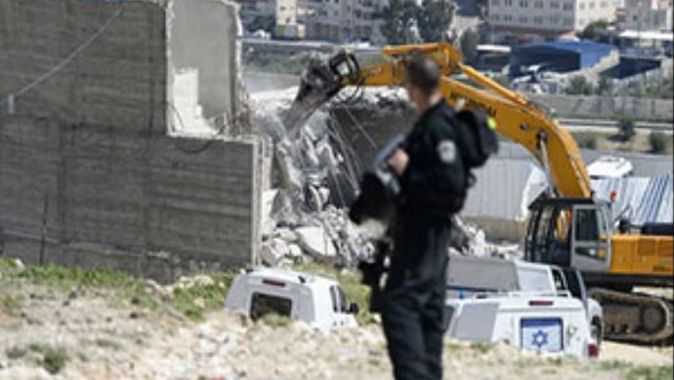 İsrail askerleri öldürdüğü Filistinlinin evini yıktı!