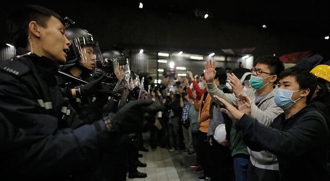 Hong Kong&#039;da 4 gösterici tutuklandı