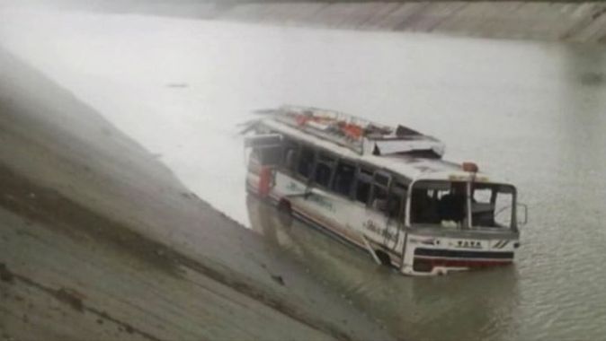 Nepal&#039;de otobüs nehre uçtu: 4 ölü
