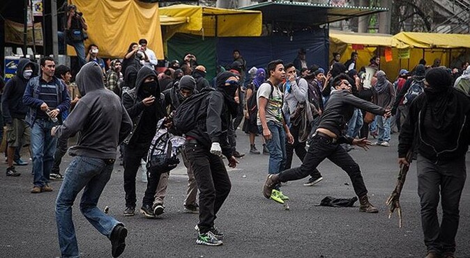 Meksika&#039;da polis ve göstericiler birbirine girdi