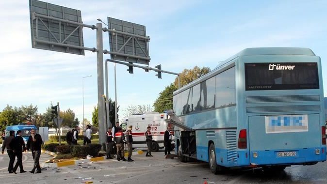 Antalya&#039;da otobüsler çarpıştı, 15 yaralı var