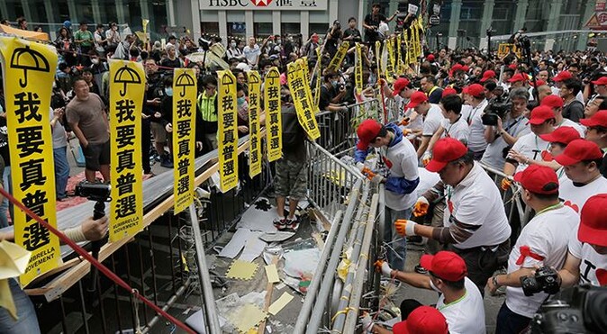 Hong Kong&#039;ta barikatlar kaldırılıyor