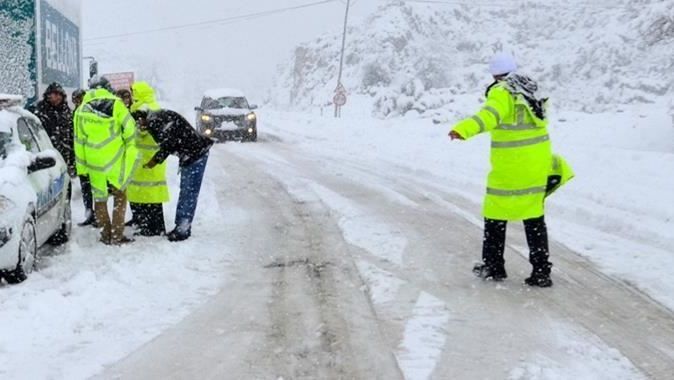 Konya&#039;da kar karayollarını trafiğe kapadı
