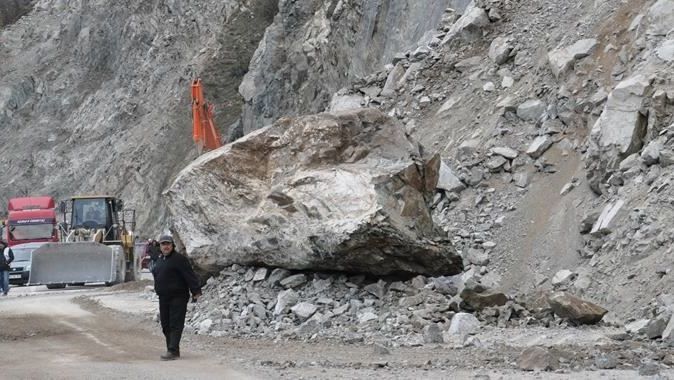 Dev kayalar Artvin- Erzurum karayolunu kapattı