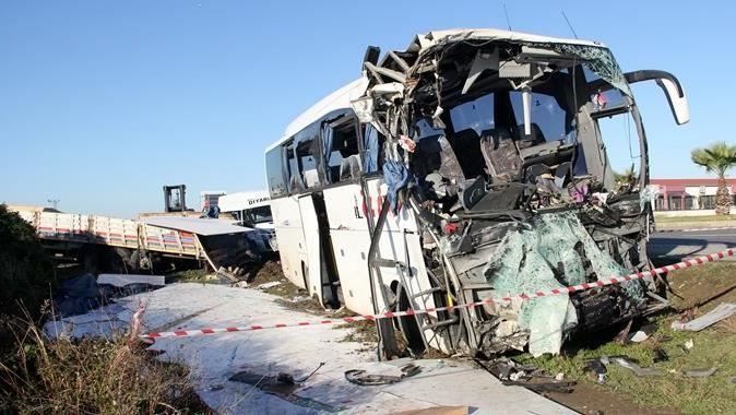 Adana&#039;da yolcu otobüsü TIR&#039;a çarptı: 2 ölü, 12 yaralı