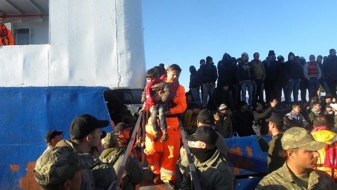 Kaçak göçmen taşıyan gemi Girit&#039;e yanaştı