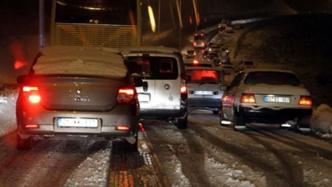 Kar yolları kapattı araçlar mahsur kaldı