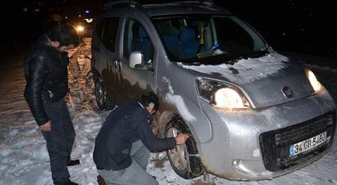 Kars Kars&#039;ta ulaşıma kar engeli! 10 turist ve çok sayıda araç mahsur