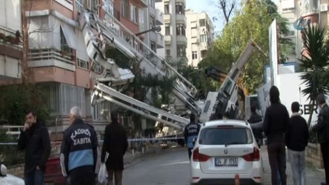 Kadıköy&#039;de 6 katlı binanın üzerine vinç devrildi