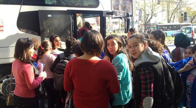 Beşiktaş&#039;ta korku dolu anlar! 57 öğrencinin bulunduğu otobüs...