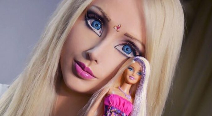 &#039;İnsan Barbie&#039; saldırıya uğradı