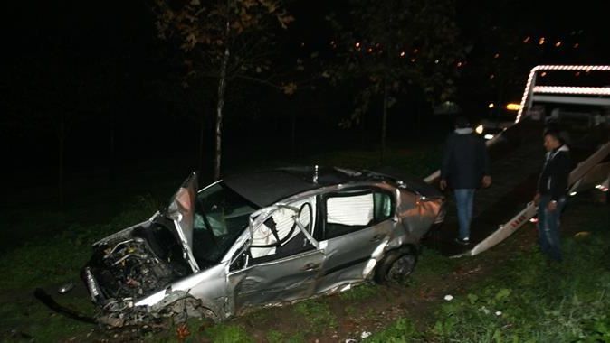 İzmir&#039;de polisten kaçan adamlar kaza yaptı, 2 yaralı var