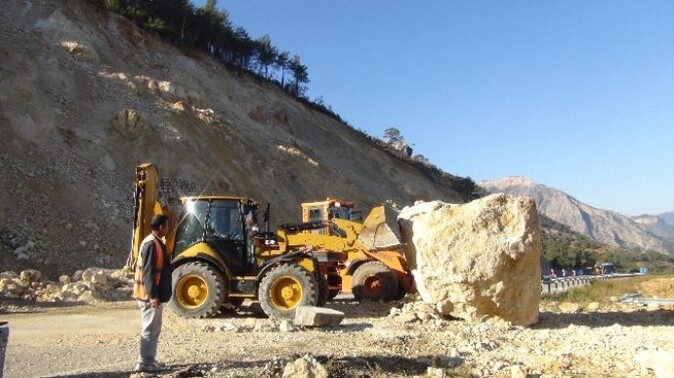 Dağdan kopan 100 tonluk kaya Silifke-Ankara karayolunu kapadı