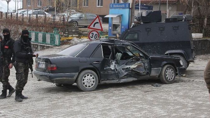 Sivil polis aracı zırhlı polis arabasına çarptı, 1 yaralı var
