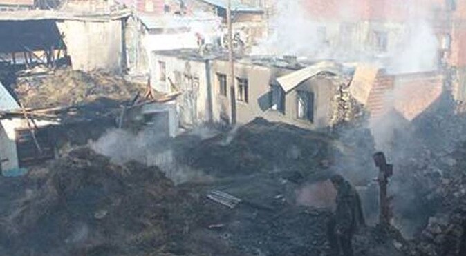 Bayburt&#039;ta yangın, 6 ev kül oldu