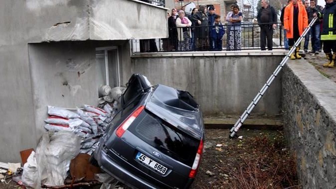 Evin balkonuna çarpıp bahçesine uçan arabanın şoförü öldü