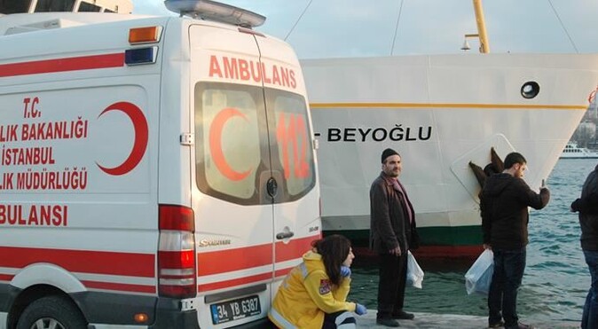 Karaköy&#039;de bir kişi vapurdan denize düştü