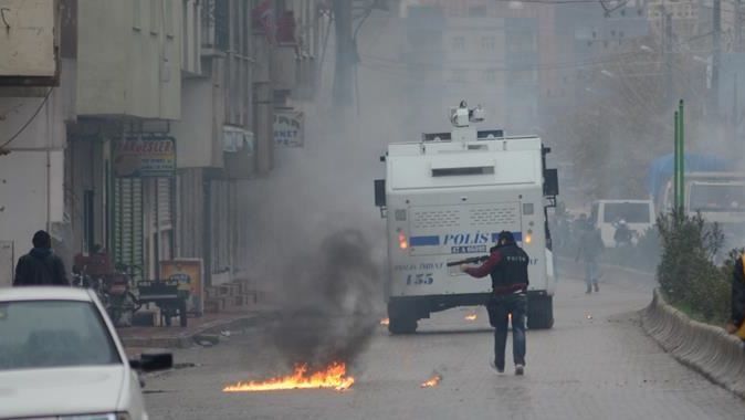 Nusaybin&#039;de yol kesip polise bomba attılar