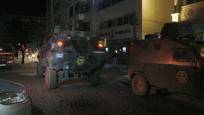 Diyarbakır&#039;da emniyet müdürlüğüne bombalı saldırı