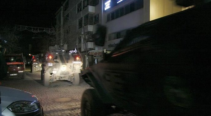Diyarbakır&#039;da polise parça tesirli bomba ile saldırdılar
