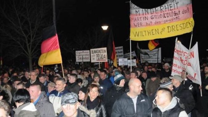 Almanya&#039;da İslam karşıtlarına protesto ile cevap verildi