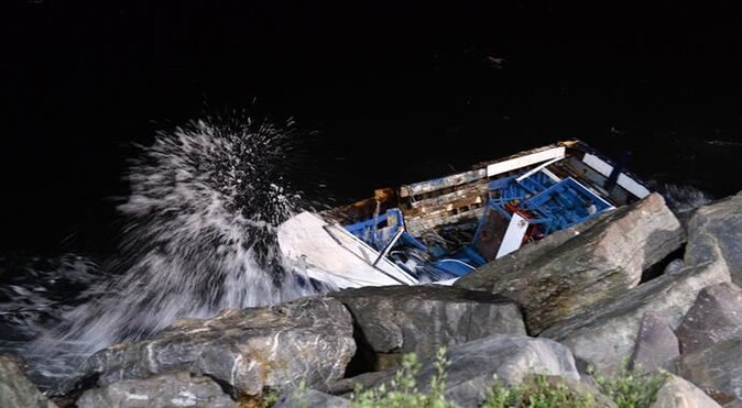 Kartal&#039;da kayalıklara çarpan tekneden düşen adam aranıyor