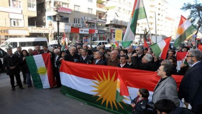 Diyarbakır caddelerinde Kürdistan bayrağı dağıttılar