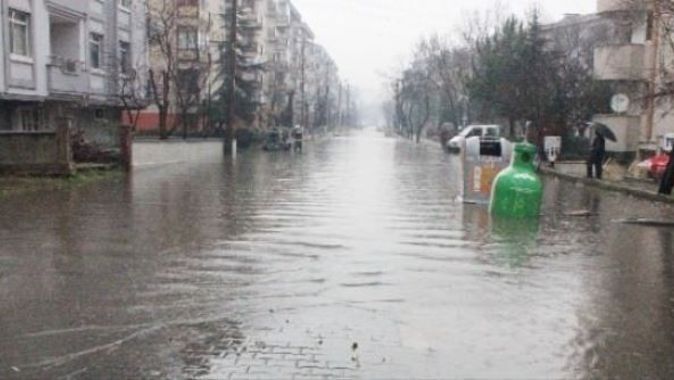 Edirne&#039;de cadde ve sokaklar göle döndü - İZLE