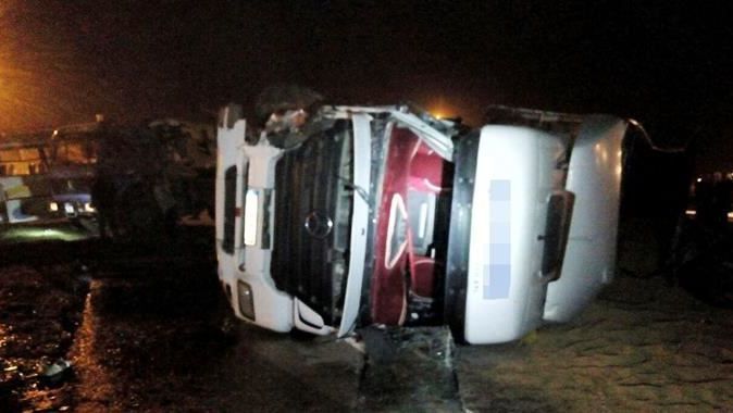 Suriyeli işçilerini taşıyan minibüs TIR&#039;la çarpıştı, 18 yaralı var