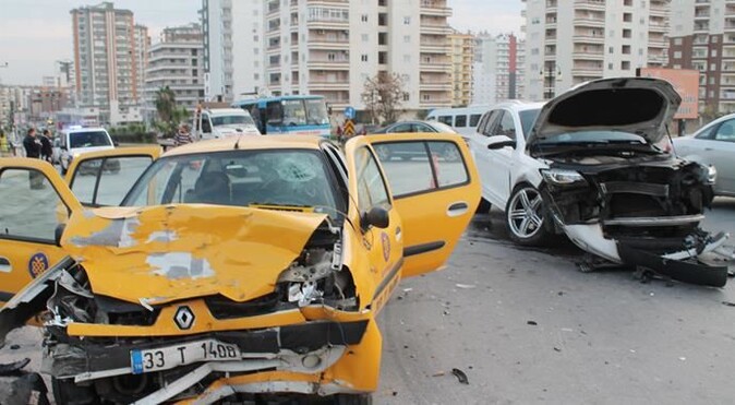 Futbolcu Servet Çetin trafik kazası geçirdi 