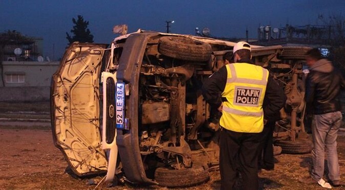 Osmaniye&#039;de minibüs devrildi, ölü ve yaralı var